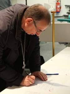 Obispo Feillet firmando